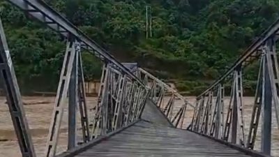 Foto. Jembatan Termanu Putus Diterjang Banjir, Warga Amfoang Kembali Terisolir.