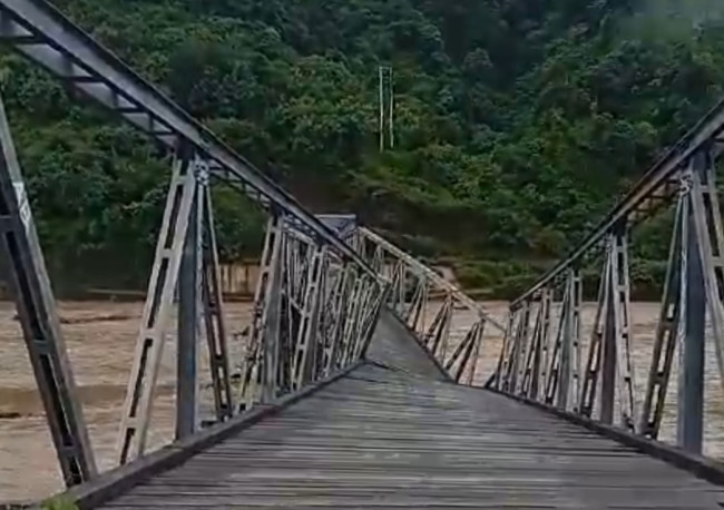 Foto. Jembatan Termanu Putus Diterjang Banjir, Warga Amfoang Kembali Terisolir.