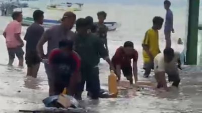 Foto. Banjir Rob Landa Desa Tablolong, Kabupaten Kupang, Warga di Pesisir Evakuasi Mandiri.