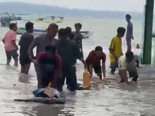 Foto. Banjir Rob Landa Desa Tablolong, Kabupaten Kupang, Warga di Pesisir Evakuasi Mandiri.