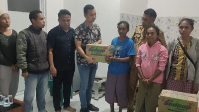 Foto. Anggota DPRD Kupang Salurkan Bantuan Sembako untuk Korban Banjir dan Longsor di Amfoang.