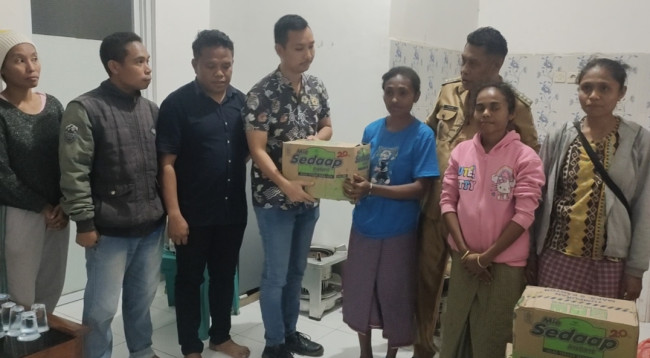 Foto. Anggota DPRD Kupang Salurkan Bantuan Sembako untuk Korban Banjir dan Longsor di Amfoang.