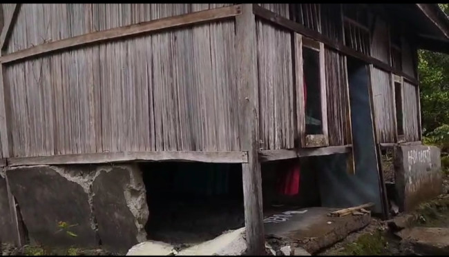 Foto. Puluhan Rumah Bantuan Kemensos Tahun 2021 di Kabupaten Kupang Rusak Diterjang Longsor.