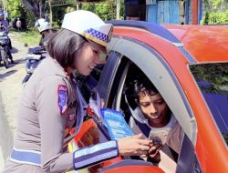 Gelar Operasi Keselamatan Turangga 2025, Satlantas Polres Kupang Bagikan Coklat dan Brosur di Hari Valentine