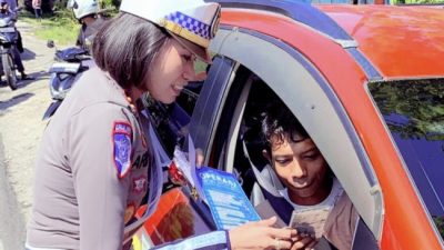 Foto. Petugas Satlantas Polres Kupang membagikan coklat dan brosur keselamatan kepada pengendara pada Operasi Keselamatan Turangga 2025.