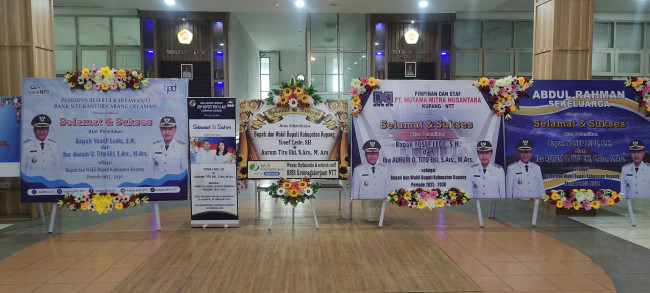 Foto. Ruang Lobby Lantai 1 Kantor Bupati Kupang Dipenuhi Karangan Bunga Ucapan Selamat.