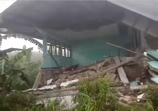 Foto. Tertimpa Longsor Gedung Sekolah di Kupang Rusak, Beruntung tidak Ada Korban Jiwa.