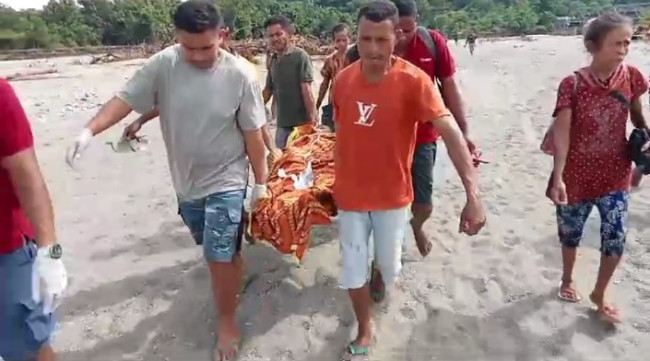 Foto. Ibu Hamil di Amfoang Meninggal dalam Perjalanan ke RSUD Naibonat Akibat Kondisi Jalan Putus.
