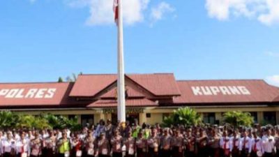 Foto. Personil Polres Kupang menyanyikan lagu Indonesia Raya untuk memperkuat rasa nasionalisme.