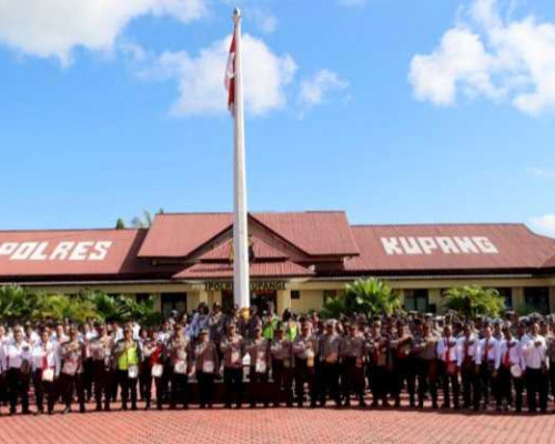 Foto. Personil Polres Kupang menyanyikan lagu Indonesia Raya untuk memperkuat rasa nasionalisme.