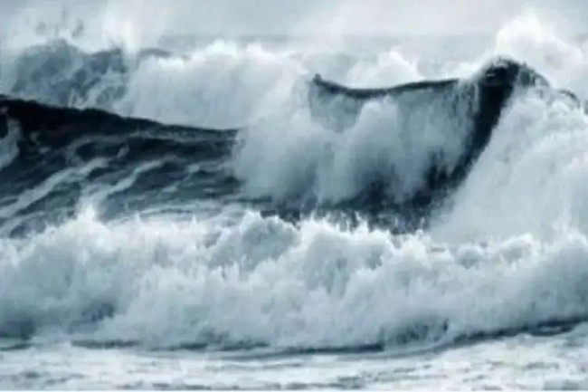 Foto. BMKG Keluarkan Peringatan Dini Gelombang Tinggi 2 Hingga 4 Meter di Laut Jawa dan NTT.