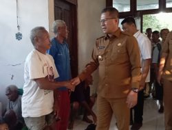 Hari Kedua Berkantor, Bupati Kupang Yosef Lede Tinjau Korban Longsor di Takari, Prioritaskan Relokasi Warga