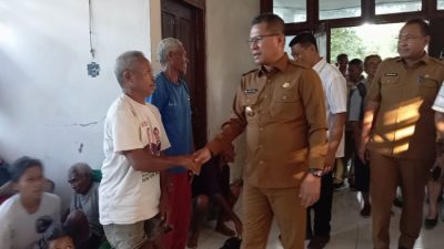 Foto. Hari Kedua Berkantor, Bupati Kupang Yosef Lede Tinjau Korban Longsor di Takari, Prioritaskan Relokasi Warga.