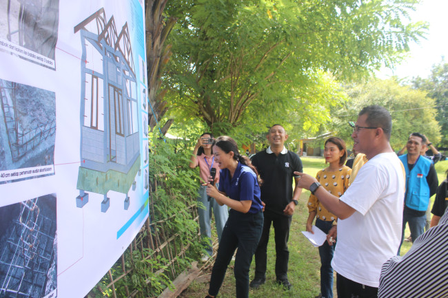 Foto. Bupati Kupang, Yosef Lede, dan  Yayasan Habitat secara resmi melakukan peletakan batu pertama pembangunan 100 unit Rumah Layak Huni (RLH) di Dusun Oli'o, Kelurahan Merdeka.