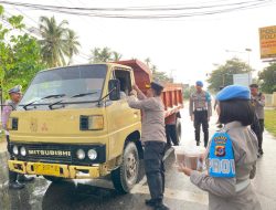 Kapolres Kupang Pimpin Bakti Sosial Ramadhan di Tengah Gerimis, Bagikan Takjil untuk Pengendara