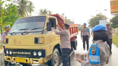 Kapolres Kupang Pimpin Bakti Sosial Ramadhan di Tengah Gerimis, Bagikan Takjil untuk Pengendara