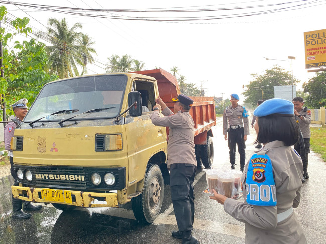 Foto. Kapolres Kupang Pimpin Bakti Sosial Ramadhan di Tengah Gerimis, Bagikan Takjil untuk Pengendara.