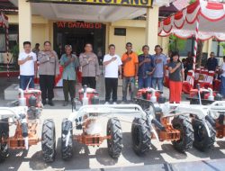 Dukung Ketahanan Pangan, Bupati Kupang dan Kapolres Salurkan 4 Unit Traktor Bantuan Kementan Kepada Kelompok Tani
