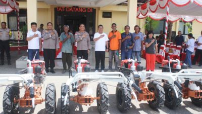 Foto. Bupati Kupang dan Kapolres Kupang menyerahkan traktor tangan kepada kelompok tani di halaman Mapolres Kupang.