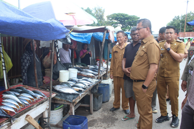 Foto. Pastikan Harga Pangan Stabil Jelang IdulFitri Bupati Kupang Sidak Pasar.