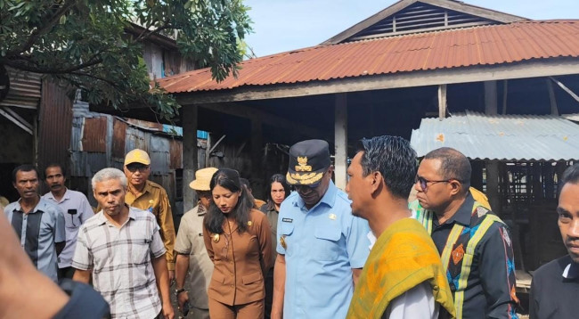 Foto. Wakil Gubernur NTT dan Wakil Bupati Kupang Tinjau Pasar Lili untuk Meningkatkan PAD.