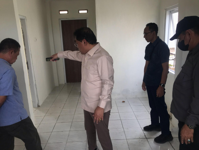 Foto. Foto tim Kementerian PKP saat melakukan inspeksi perumahan di Desa Kuimasi.
