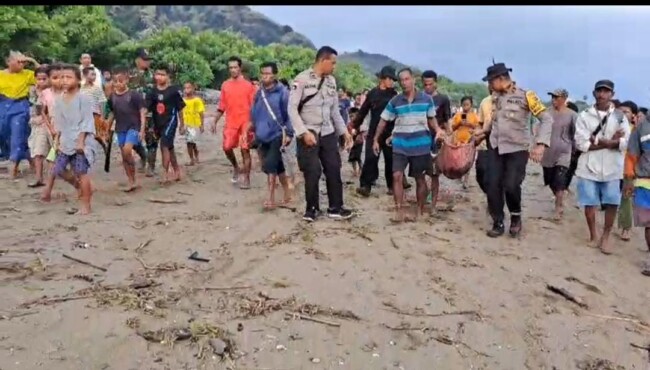 Foto. Hari Ketiga Pencarian, Tim SAR Temukan Dua Korban di Pantai Wini, TTU.Pencarian Resmi Ditutup.