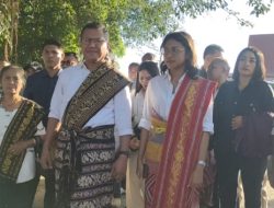 Tiba di Kupang Bupati dan Wakil Bupati Dikenakan Pakaian Adat