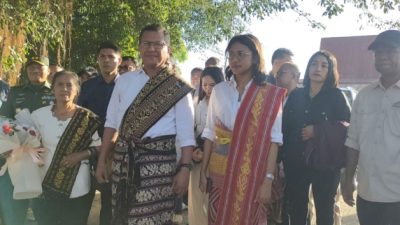 Foto. Tiba di Kupang Bupati dan Wakil Bupati Dikenakan Pakaian Adat.