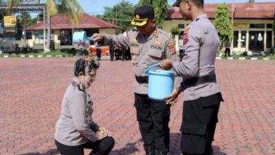 Foto. AKBP Ribka Huberta Hangge menerima kenaikan pangkat dalam upacara di Polres Kupang.