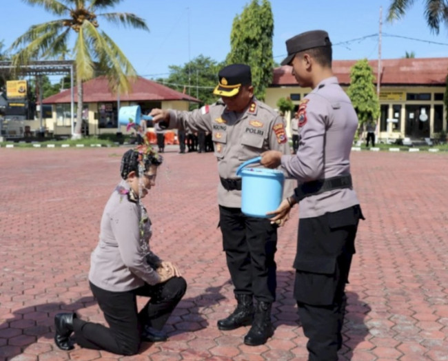 Foto. AKBP Ribka Huberta Hangge menerima kenaikan pangkat dalam upacara di Polres Kupang.