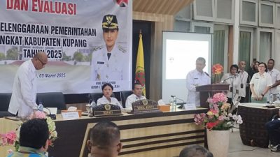Foto. Bupati Kupang Yosef Lede Minta Seluruh Kepala Desa Libatkan Jurnalis dalam Setiap Tahapan Kegiatan di Desa.