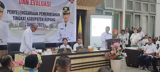 Foto. Bupati Kupang Yosef Lede Minta Seluruh Kepala Desa Libatkan Jurnalis dalam Setiap Tahapan Kegiatan di Desa.