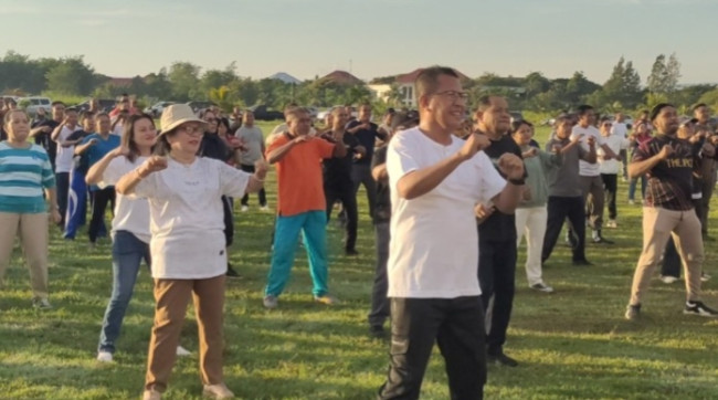 Foto. Bupati dan Wakil Bupati Kupang Gelar Senam Jumat Sehat Bersama Ribuan ASN.