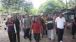 Foto inspeksi Bupati Kupang di Pasar Lili bersama pejabat daerah untuk persiapan pasar harian.