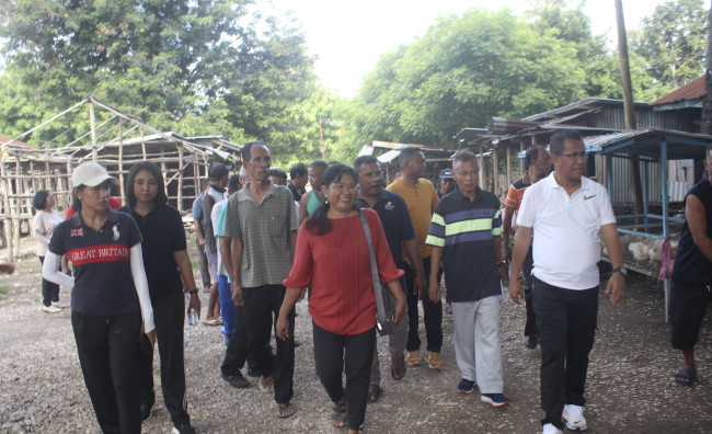 Foto inspeksi Bupati Kupang di Pasar Lili bersama pejabat daerah untuk persiapan pasar harian.