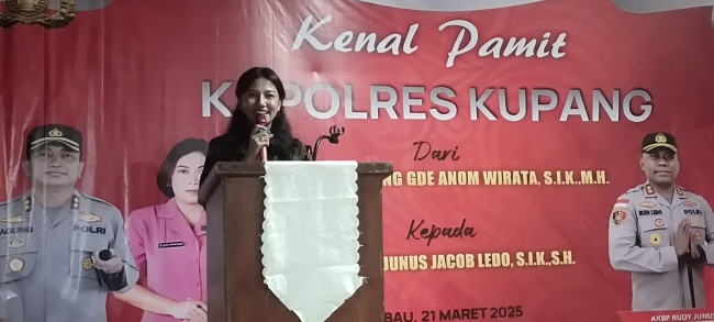 Foto. Wakil Bupati Kupang, Aurum Obe Titu Eki, memberikan sambutan pada acara kenal pamit Kapolres Kupang di Mapolres Kupang.