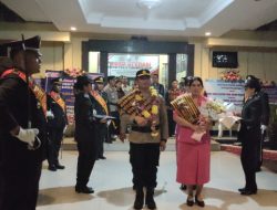 Tradisi Pedang Pora dan Pantun Warnai Perpisahan AKBP Anak Agung Gde Anom Wirata dari Polres Kupang