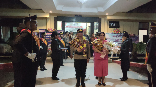 Foto. Upacara pedang pora mengiringi perpisahan AKBP Anak Agung Gde Anom Wirata dari Polres Kupang, penuh haru dan penghormatan dari seluruh jajaran.