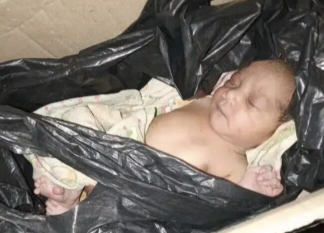 Foto. Penemuan Bayi Perempuan di Kupang: Ditemukan di Area Cuci Piring,Penemuan Bayi Perempuan di Kupang: Ditemukan di Area Cuci Piring, Kini dalam Perawatan Medis Kini dalam Perawatan Medis.