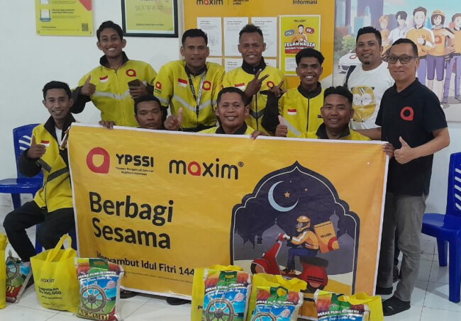 Jelang Perayaan Idulfitri, Maxim Berikan Bantuan Sembako Kepada Mitra Pengemudi di Kupang.