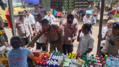 Foto. Gelar Operasi Pasar, Polsek Amfoang Utara Temukan Miras dan Makanan Kadaluarsa.
