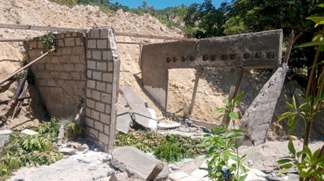 Foto. Bencana Longsor di Kupang, Dua Rumah Tertimbun di Takari, Warga Diminta Mengungsi.