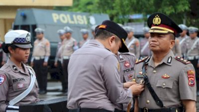 Kombes Pol. Aldinan Manurung Lantik AKBP Anak Agung sebagai Wakapolresta Kupang Kota di Tengah Hujan Deras