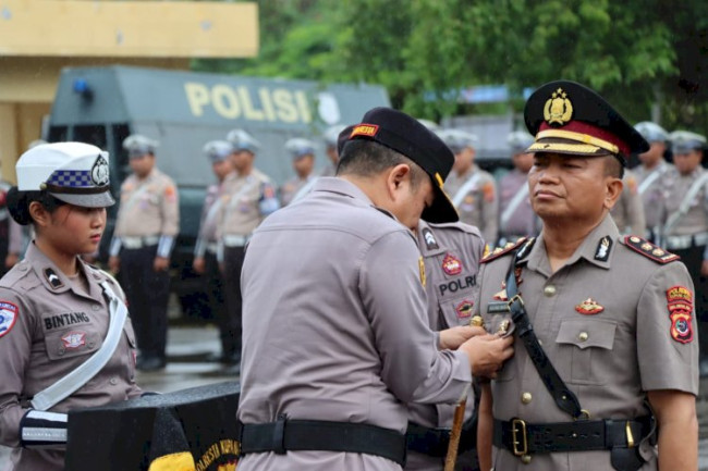 Foto. Kombes Pol. Aldinan Manurung Lantik AKBP Anak Agung sebagai Wakapolresta Kupang Kota di Tengah Hujan Deras.