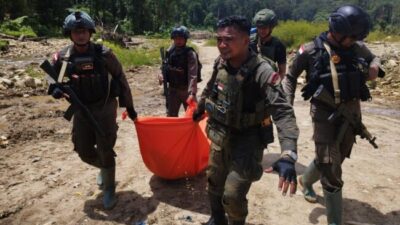 Gambar aparat keamanan atau evakuasi korban: Tim evakuasi dan aparat keamanan menyisir lokasi pasca serangan brutal di Yahukimo. Foto Kompas.
