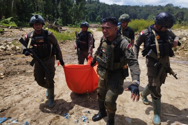 Gambar aparat keamanan atau evakuasi korban: Tim evakuasi dan aparat keamanan menyisir lokasi pasca serangan brutal di Yahukimo. Foto Kompas.