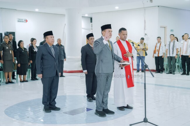 Wali Kota Kupang, dr. Christian Widodo, melantik Ignasius Repelita Lega sebagai Pj Sekda Kota Kupang di Kantor Wali Kota, 9 April 2025.