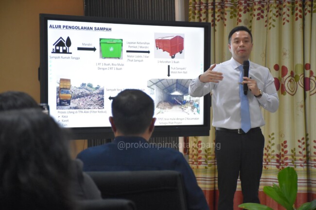 Wali Kota Kupang dr. Christian Widodo memimpin rapat Satgas Sampah di Balai Kota Kupang untuk strategi 100 hari kebersihan.
