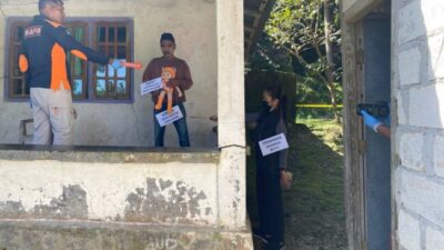 Petugas Polres Kupang memperagakan adegan rekonstruksi kasus KDRT di Desa Soba, Amarasi Barat, Kabupaten Kupang.